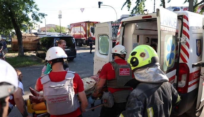 У Києві після масованої атаки РФ на місцях влучань працюють 110 бригад екстреної допомоги