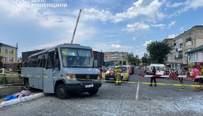 Кількість постраждалих через зіткнення мікроавтобуса з поїздом на Рівненщині зросла до 13