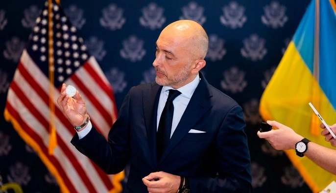 У Посольстві США в Україні презентували нову пам’ятну монету на честь ювілею проголошення незалежності Сполучених Штатів Америки 