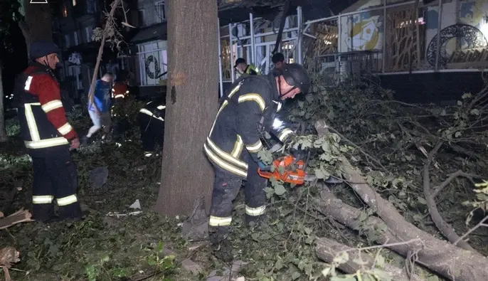 У ДСНС оприлюднили кадри після удару росіян КАБами по центру Сум