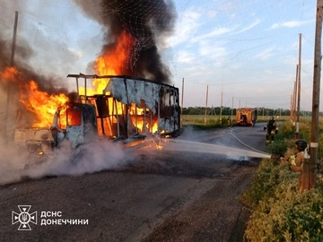 У Краматорську через атаки FPV-дронів сталися дві пожежі: горіло підприємство та автомобіль