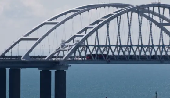 Окупанти посилили контроль на Кримському мосту та обмежили провезення пального