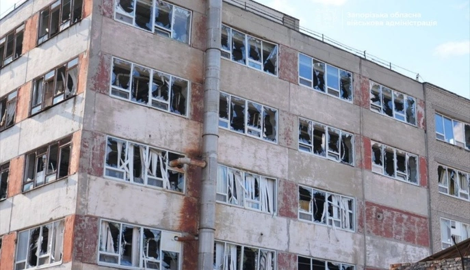 Россияне ударили по многоэтажке в Запорожье: один человек погиб, еще девять — ранены