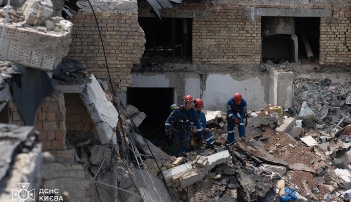 ДСНС: з-під завалів багатоповерхівки у Києві деблокували тіло ще однієї людини 
