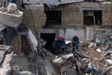 ДСНС: з-під завалів багатоповерхівки у Києві деблокували тіло ще однієї людини 