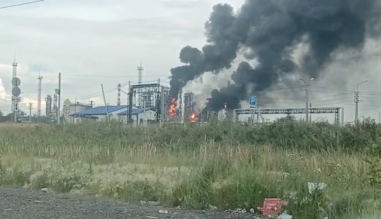 Украинская атака остановила работу крупнейшего нефтеперерабатывающего завода России - Reuters