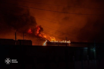 Ночью россияне атаковали Киев баллистикой: пожары вспыхнули в двух районах