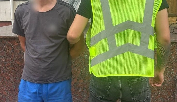 У Києві чоловік з гранатою пограбував кафе