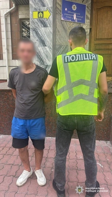 У Києві чоловік з гранатою пограбував кафе