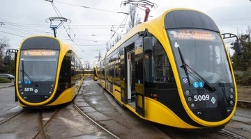 У Києві після нічної атаки РФ пошкоджено 42 трамваї та виробниче депо
