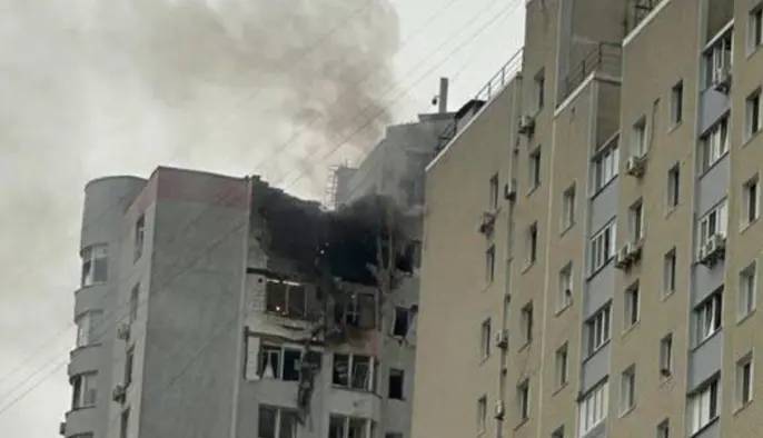 В Киеве БпЛА попал в 16 этаж дома: вспыхнул пожар