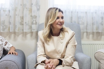 Олена Зеленська у світлому костюмі зустрілася з українськими дітьми, яких евакуювали до Туреччини