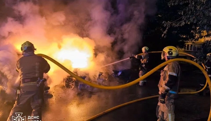На столичном Печерске ночью горели авто