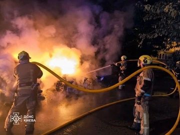 На столичном Печерске ночью горели авто