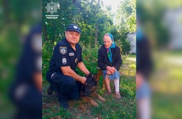 В Черкасской служебная собака Курт нашла в кустах 88-летнюю женщину, которая не могла ходить