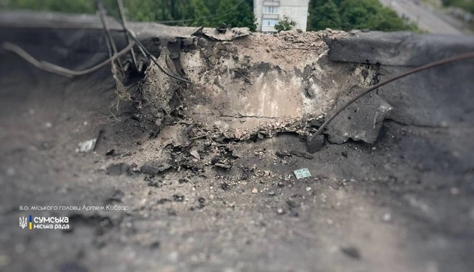 Атака РФ по Сумам и области: ранен чиновник, повреждены здания и авто