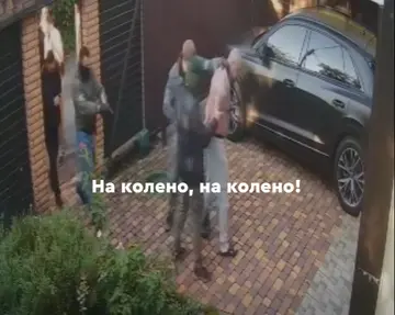 "Украинская бронетехника" показала видео следственных действий СБУ: заместителя директора били по ногам и надевали наручники