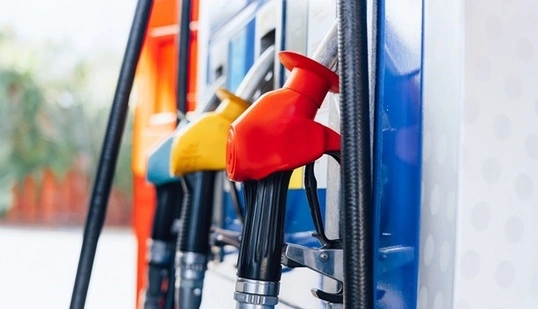 Дефіцит палива в Росії посилюється: виробництво впало до 65% від попиту — Reuters