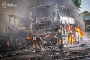 Ранковий удар по Одесі: четверо людей поранені, горять автобуси – фото наслідків