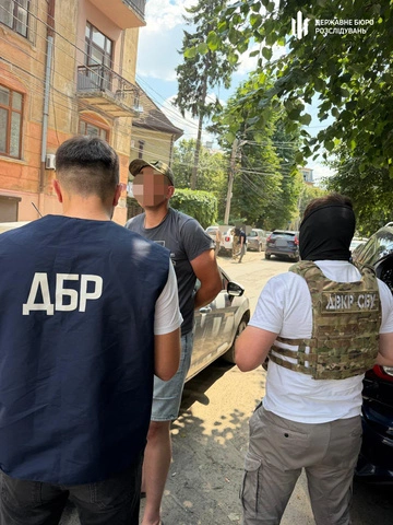ДБР затримали військовослужбовця, який допомагав чоловікам незаконно виїжджати до Румунії