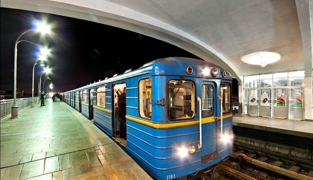 В КГГА объяснили, почему поезда метро не остаются на станциях ночью