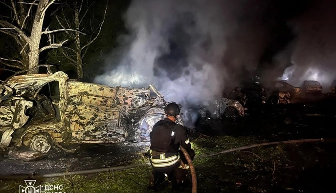 В Києві після атаки знайшли вирву біля школи – рятувальники показали наслідки