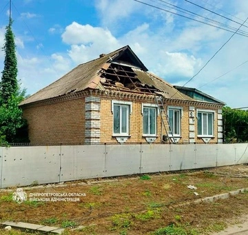 Пошкоджені ліцей, будинки та авто: РФ атакувала п'ять районів Дніпропетровщини
