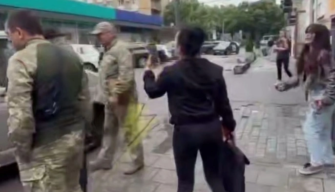 Львовский ТЦК проверит видео, на котором военнослужащий схватил женщину за шею