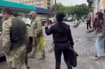 Львовский ТЦК проверит видео, на котором военнослужащий схватил женщину за шею