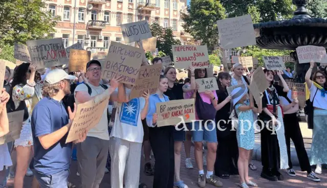 Другий день протестів за Федорова: кияни знову збираються на акцію підтримки – фоторепортаж