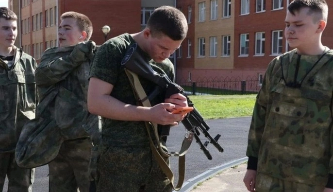 У Росії пропонують виділити в окремий шкільний предмет початкову військову підготовку