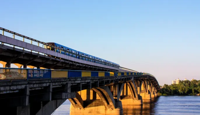 У Києві планують реставрувати міст Метро: чи зміниться рух поїздів