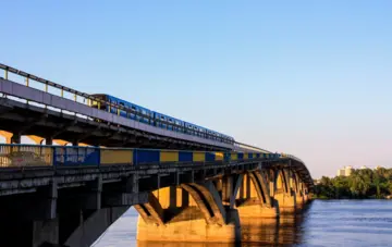 У Києві планують реставрувати міст Метро: чи зміниться рух поїздів