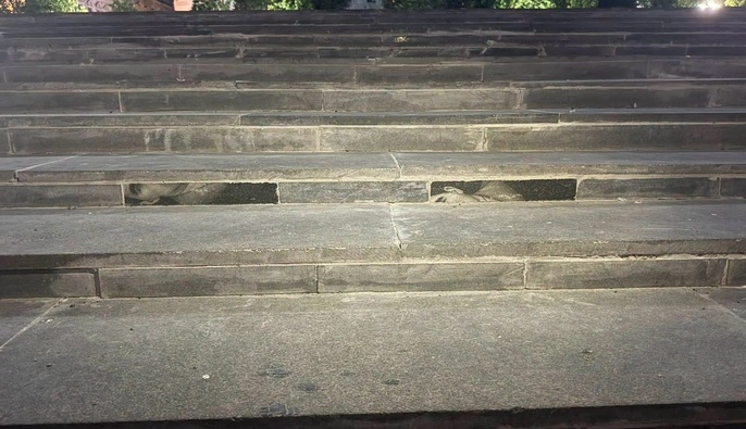 У Чернівцях сходи до Філармонії відремонтували надгробними плитами — розпочато перевірку