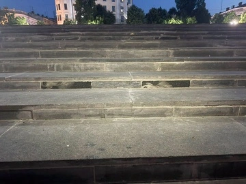 У Чернівцях сходи до Філармонії відремонтували надгробними плитами — розпочато перевірку