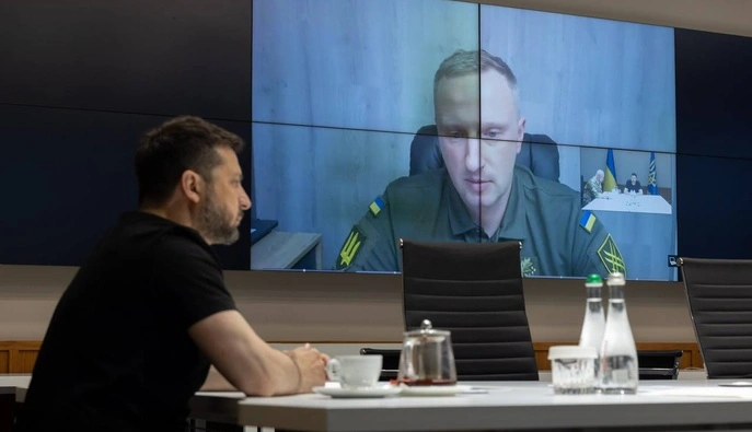 Зеленський зідзвонюється з командирами корпусів: ЗМІ дізналися, чи говорили про Сирського