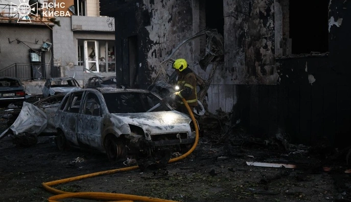 Рятувальники показали наслідки атаки на Київ 