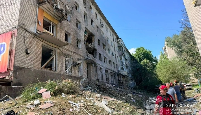 Россияне попали в многоэтажку в Изюме