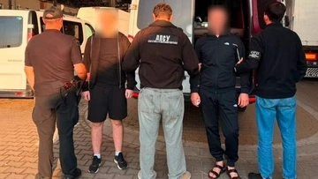 На кордоні з Польщею викрили схему переправлення чоловіка у тайнику мікроавтобуса
