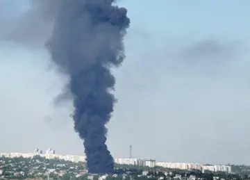 У Маріуполі після атаки дронів спалахнув склад з паливом – відео