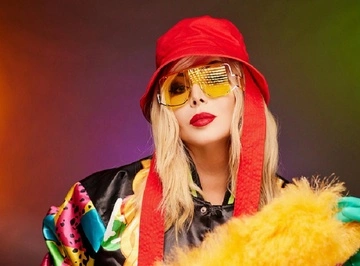 "З якого віку ви б дозволили?": Ірина Білик посадила за кермо позашляховика свого сина-підлітка