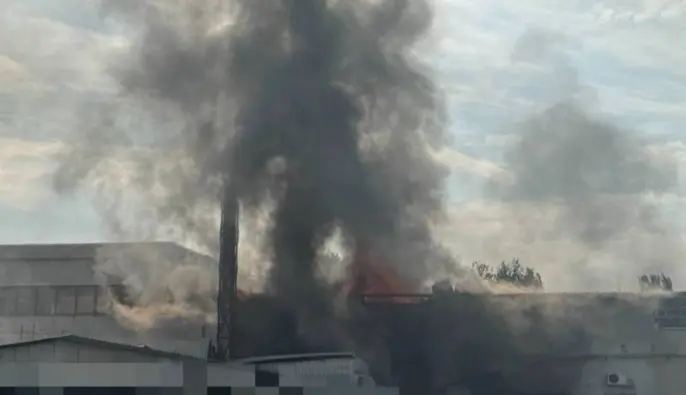 Росіяни вдарили по складах у Запоріжжі: спалахнула пожежа, є постраждалий
