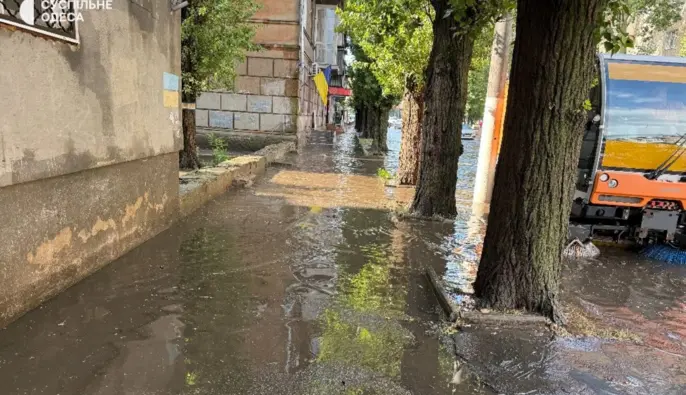 Сильна злива накрила Одесу: місто затопило, є перебої зі світлом – відео наслідків