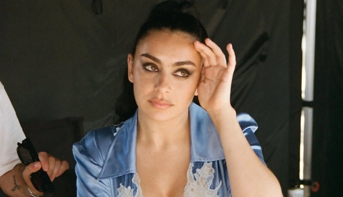 Знову з росіянами: Charli XCX в кліпі "Camera" вдягла костюм російського дизайнера 