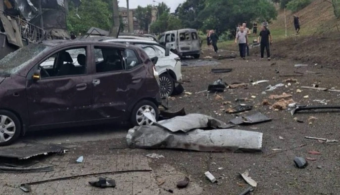 Россия ударила по многоэтажке в Запорожье: под завалами находятся люди