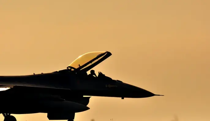 Невідомий дрон перетнув кордон Румунії: у небі працювали F-16