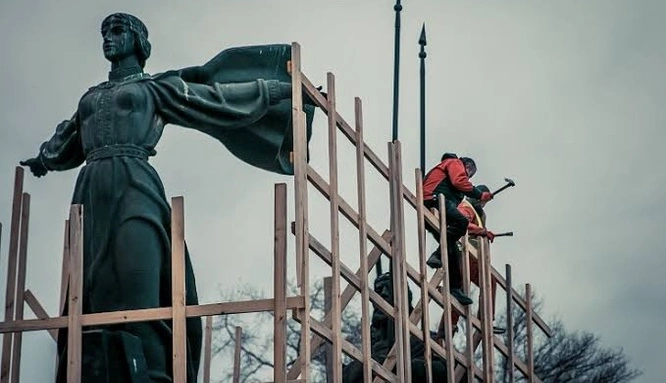 У Києві зняли захист із пам'ятників, які закрили через повномасштабну війну: експерт пояснив навіщо