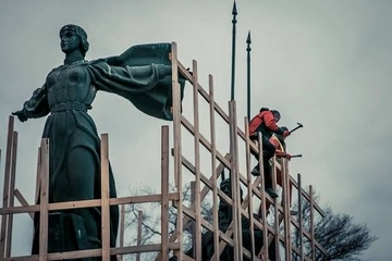 У Києві зняли захист із пам'ятників, які закрили через повномасштабну війну: експерт пояснив навіщо