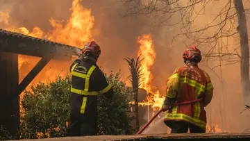 Масштабні пожежі у Франції та Іспанії змусили евакуюватись понад 300 тис. людей