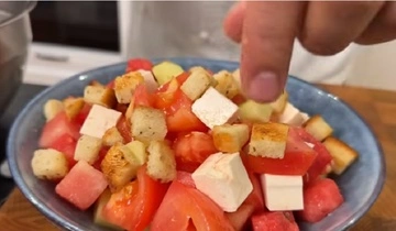 Быстро и вкусно: как приготовить салат из арбуза и феты